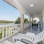 公寓 Rosmarin - Family Friendly, Beachfront Pašman