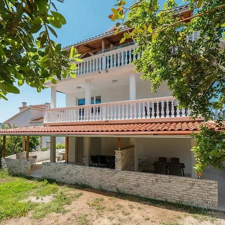 Rosmarin - Family Friendly, Beachfront Apartment *