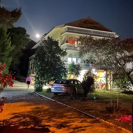 Apartment Rosmarin - Family Friendly, Beachfront