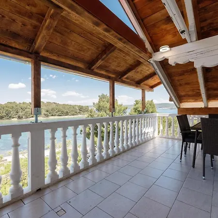 Rosmarin - Family Friendly, Beachfront Apartment *