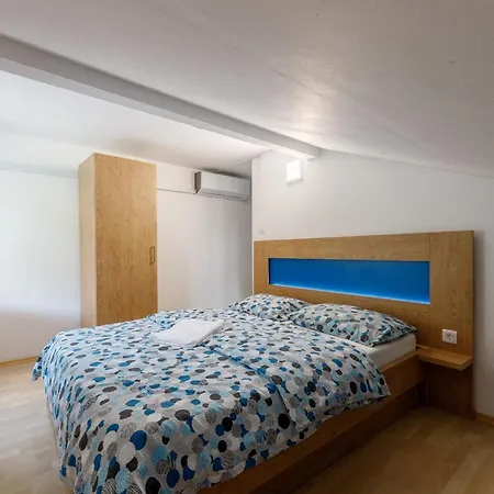 Rosmarin - Family Friendly, Beachfront * Pasman