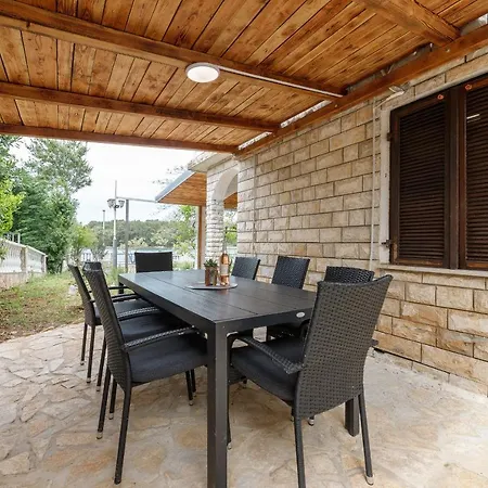 Rosmarin - Family Friendly, Beachfront Apartment *