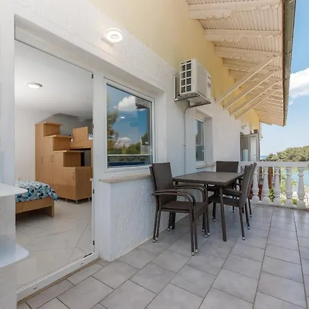 アパート Rosmarin - Family Friendly, Beachfront Pašman