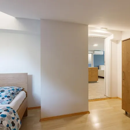 Rosmarin - Family Friendly, Beachfront Apartment Pasman
