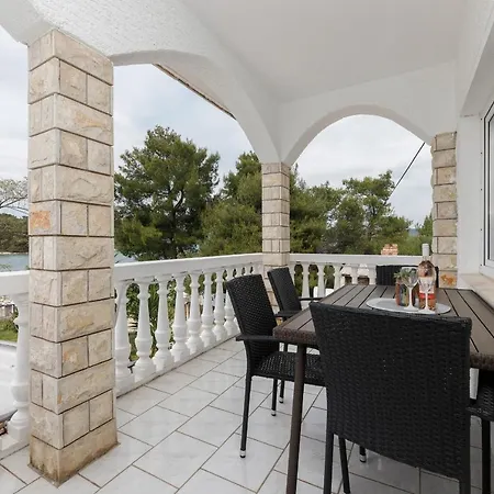 Rosmarin - Family Friendly, Beachfront * Pasman