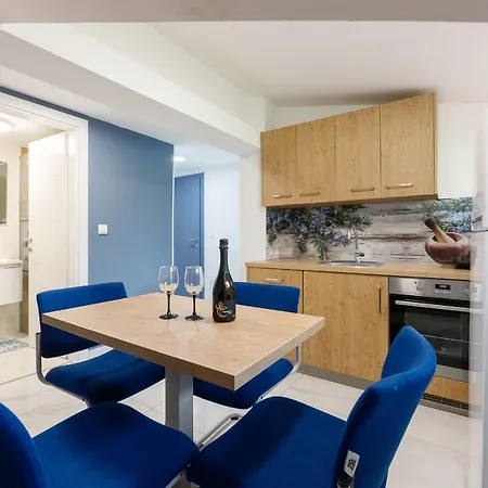 Apartment Rosmarin - Family Friendly, Beachfront Pašman