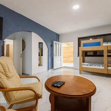 公寓 Rosmarin - Family Friendly, Beachfront Pašman