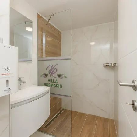 Apartment Rosmarin - Family Friendly, Beachfront