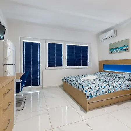 Rosmarin - Family Friendly, Beachfront *