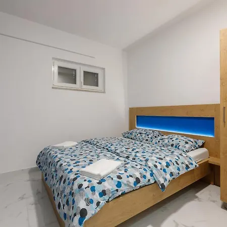 Rosmarin - Family Friendly, Beachfront 公寓 Pašman