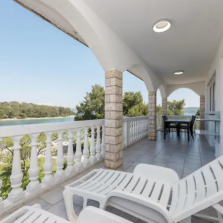 公寓 Rosmarin - Family Friendly, Beachfront Pašman