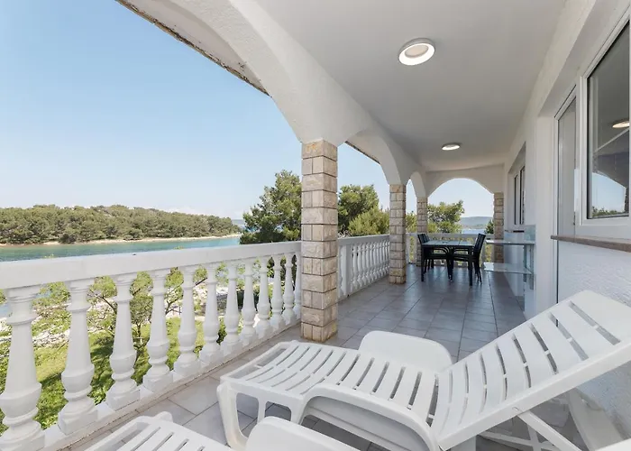 公寓 Rosmarin - Family Friendly, Beachfront Pašman